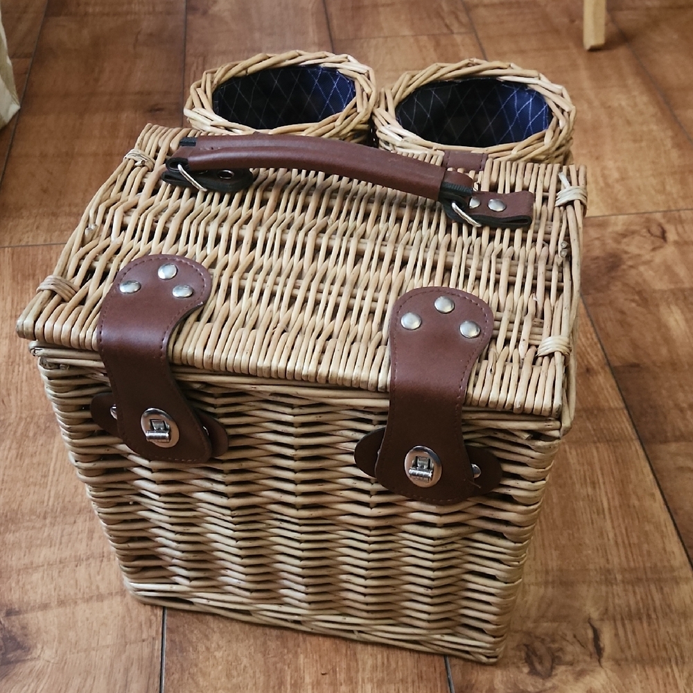 NWOT Picnic Time Wine And Cheese Wicker Picnic Basket